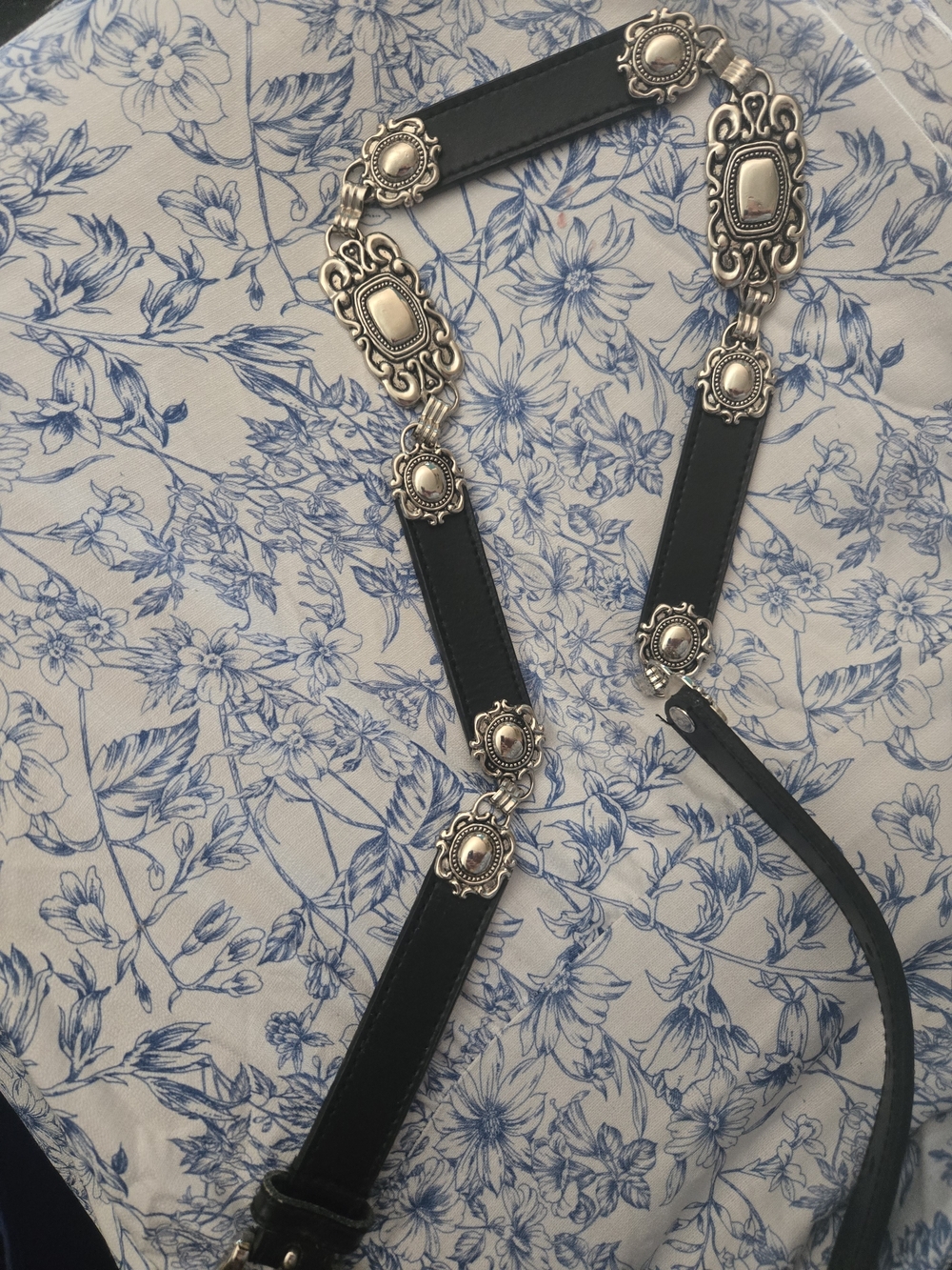 vintage-style black leather belt featuring ornate silver-tone concho medallions - Picture 2 of 6